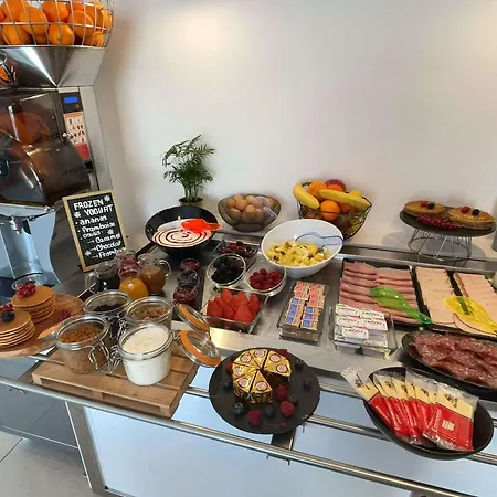 Kyriad Sud - A709 מלון 3*