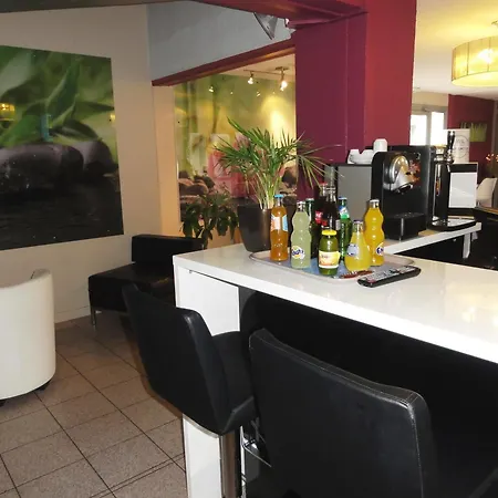 Kyriad Sud - A709 מלון